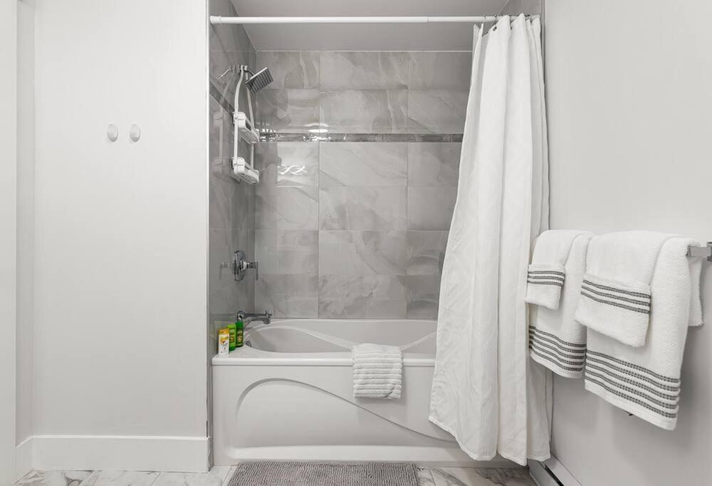 Beautiful 1 Bedroom Apartment - Private Entrance Moncton Exterior photo