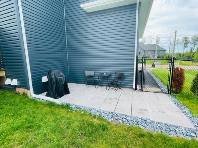 Beautiful 1 Bedroom Apartment - Private Entrance Moncton Exterior photo